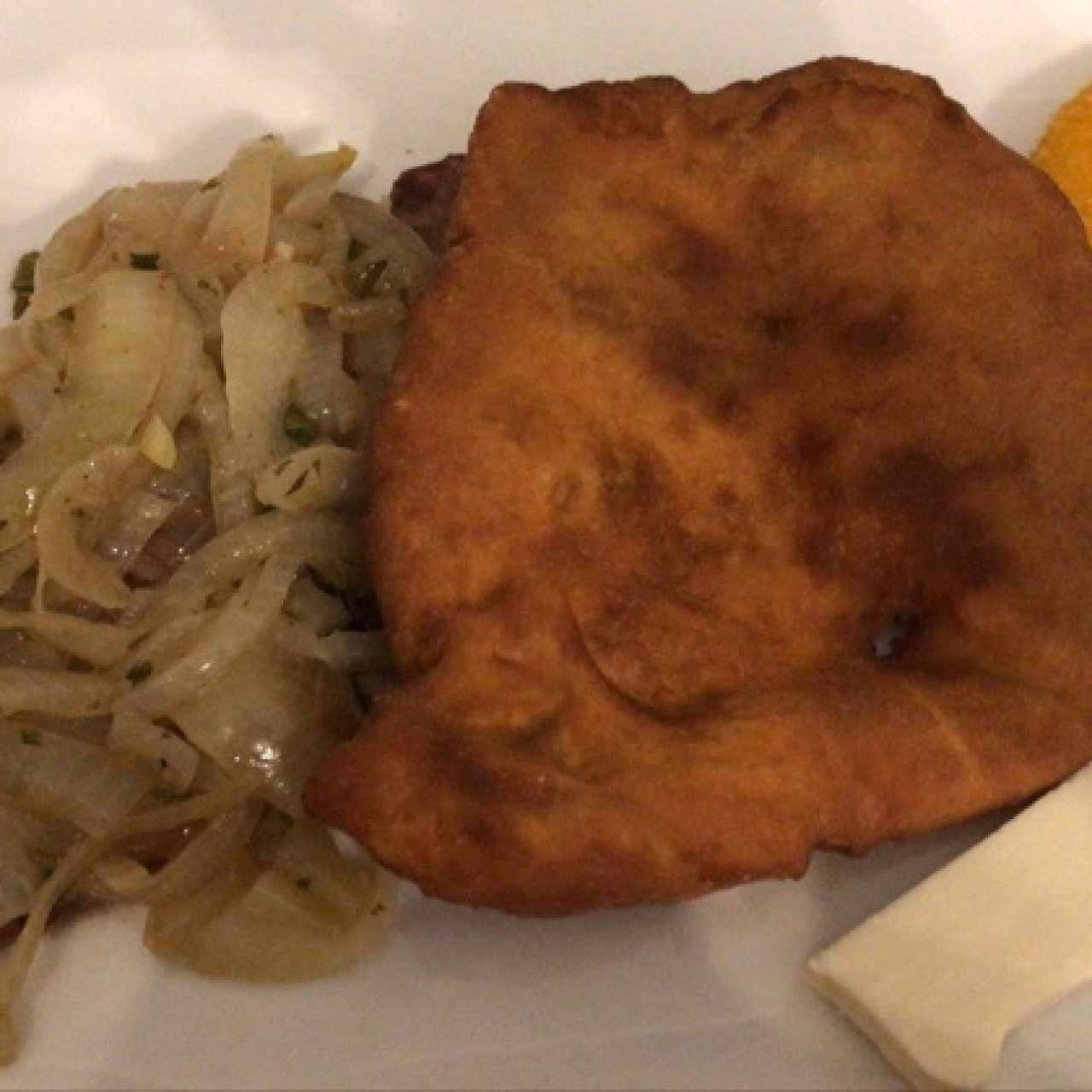 Delicioso Bistec encebollado con Tortilla y hojaldre!!! 😋😋😋