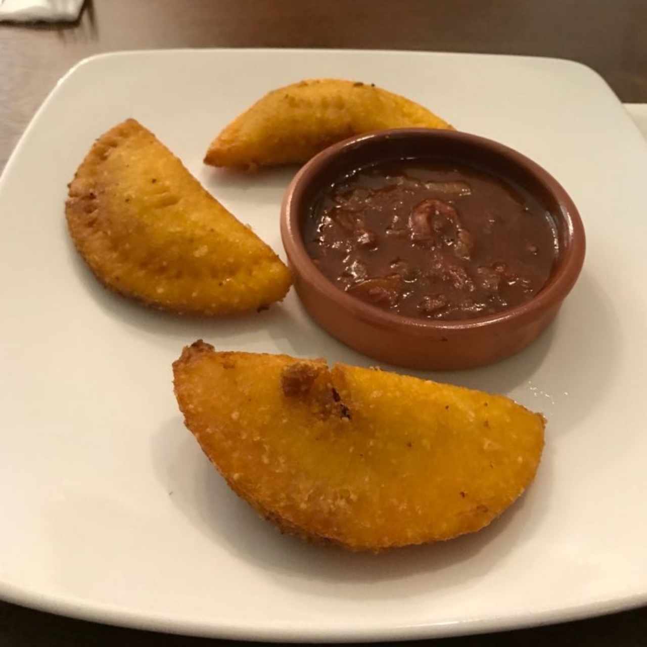 empanadas de ropa vieja y salsa
