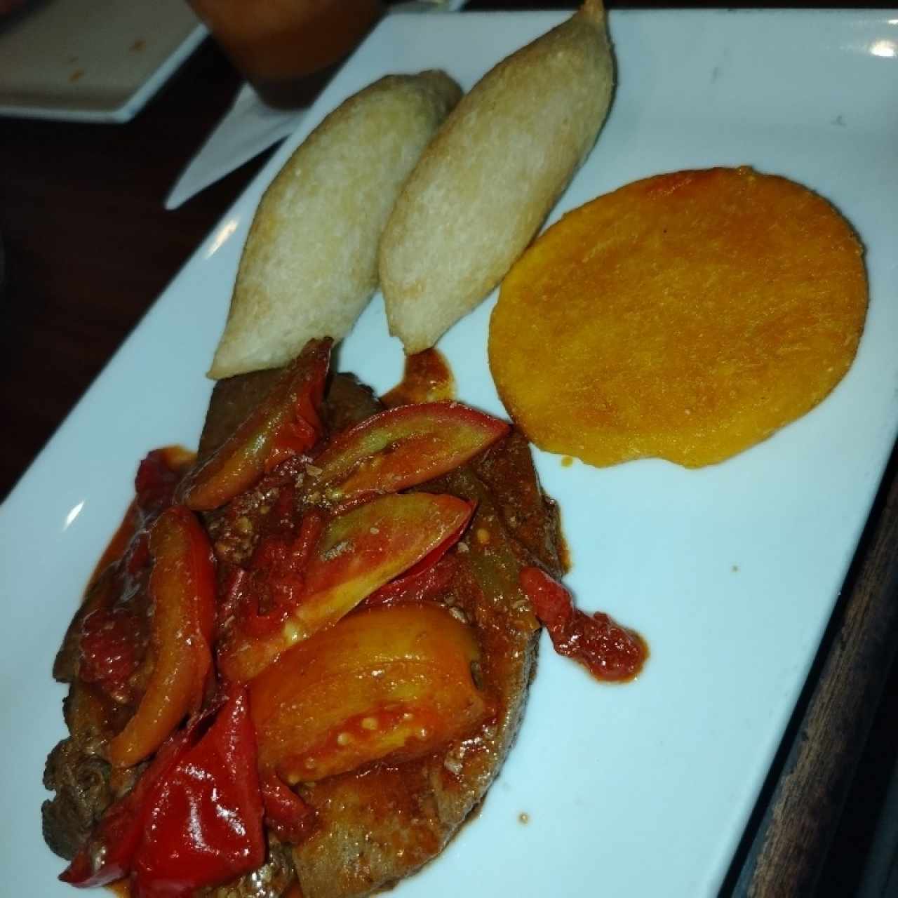 Hígado Entomatado y Carimañolas y tortilla 