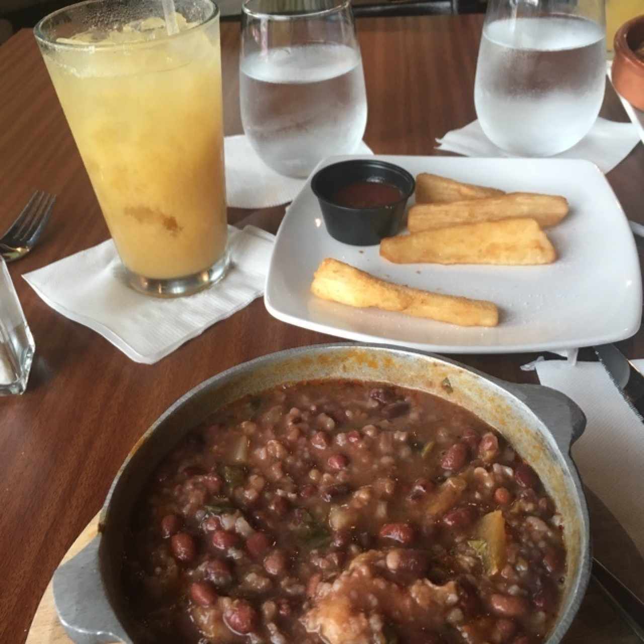 Guacho de rabito, yucas y chicha de nance