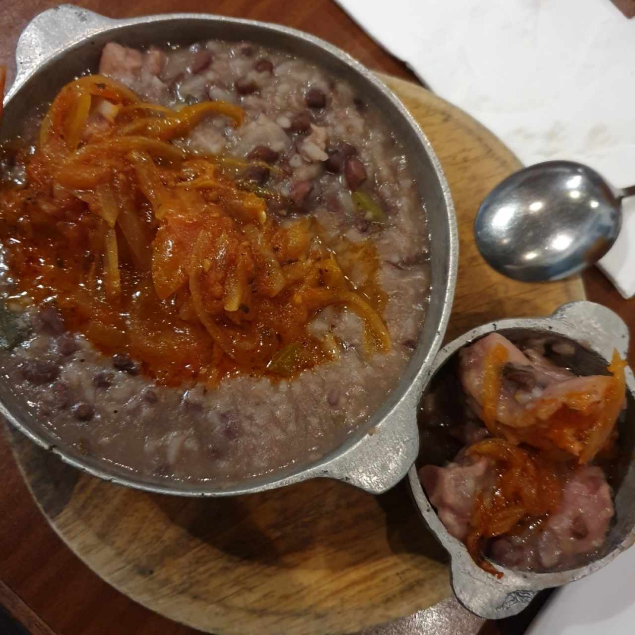 Gallo Pinto / Guacho de Frijoles con Rabito de Puerco