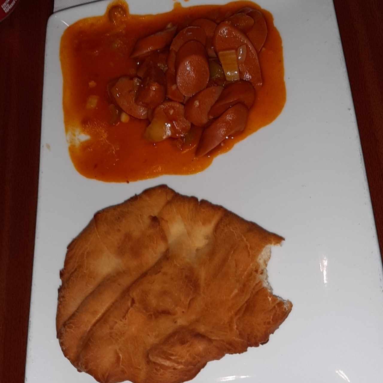 salsicha guisada con hojaldre