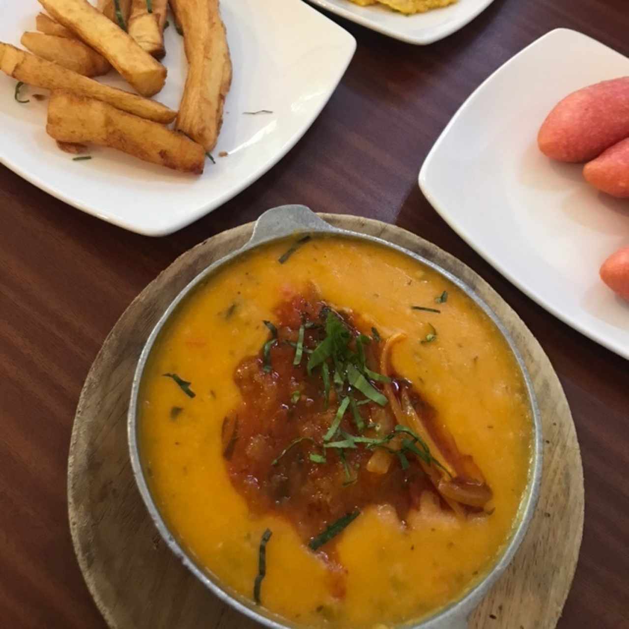 Tamal de Olla, yucas fritas y carimañolas vegetarianas.