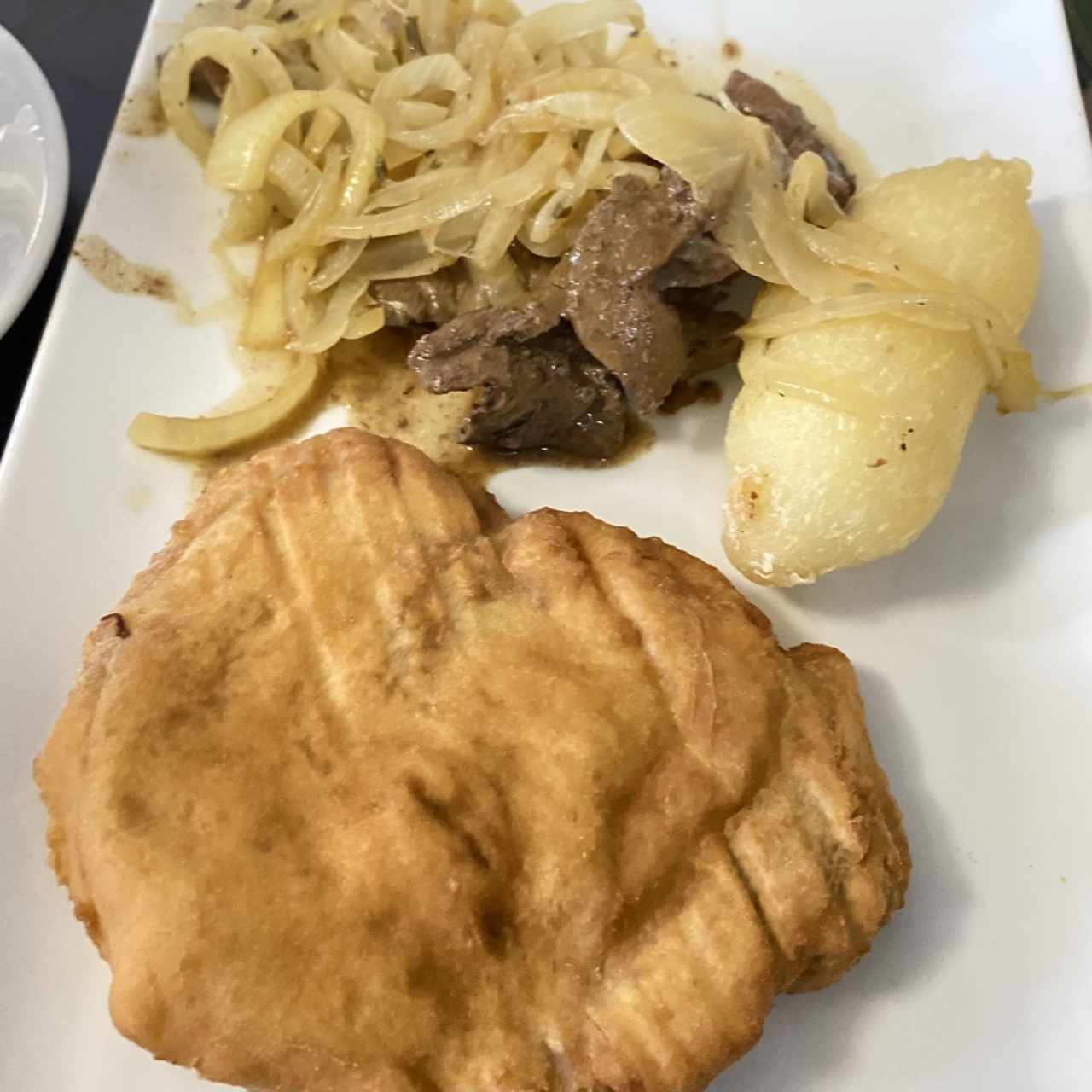 Bistec de Hígado Encebollado, carimañola y hojaldre 