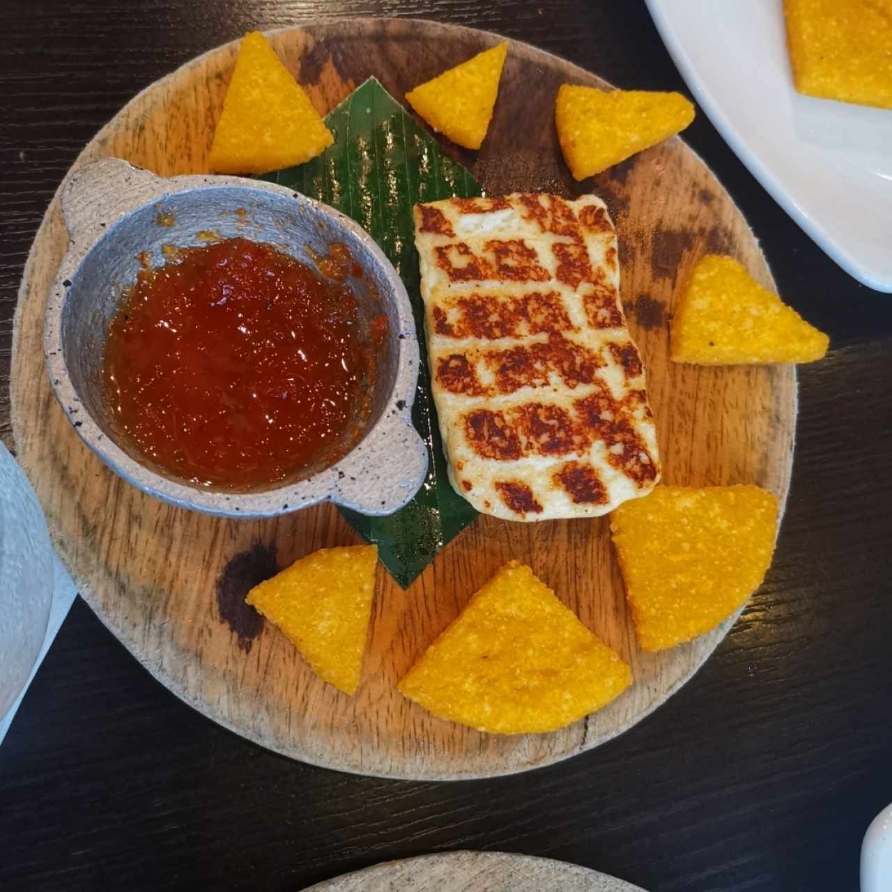 Queso al grill con mermelada de ají chombo
