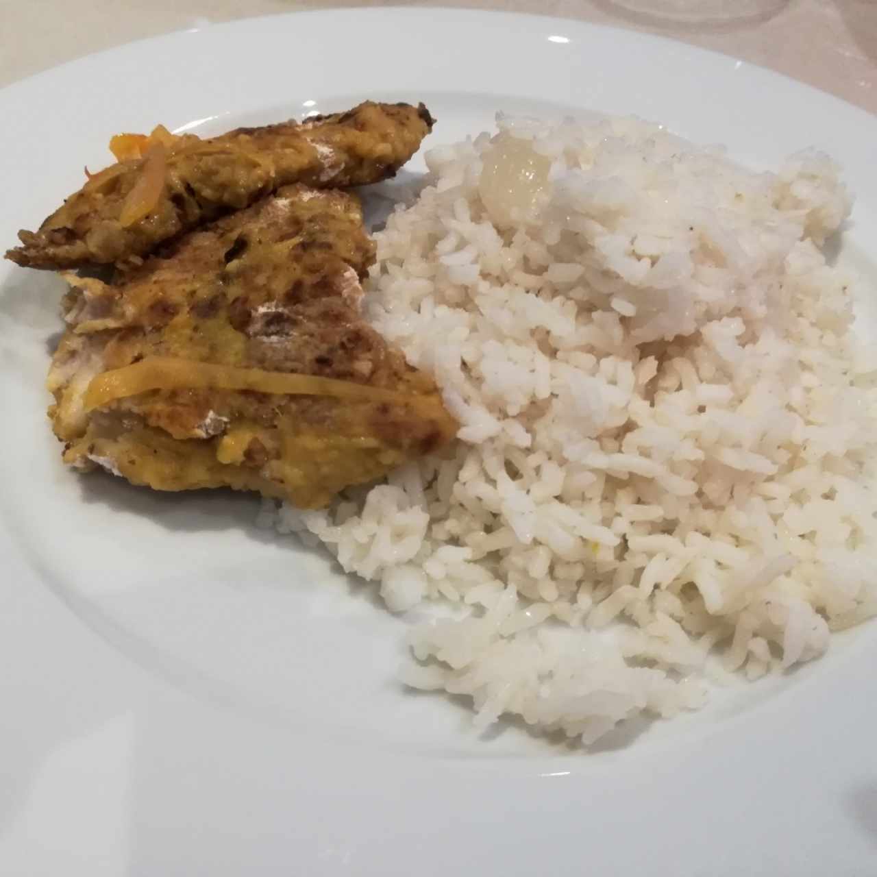 Pescado con salsa de curry y arroz