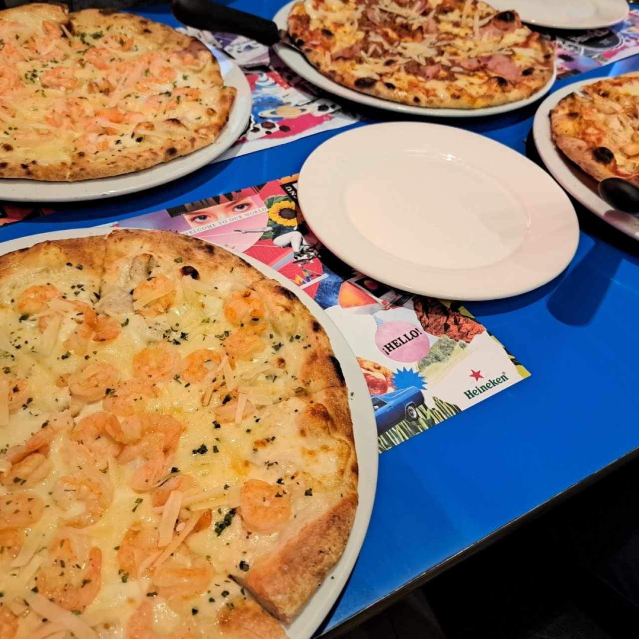 Pizzas de camarones y combinadas.
