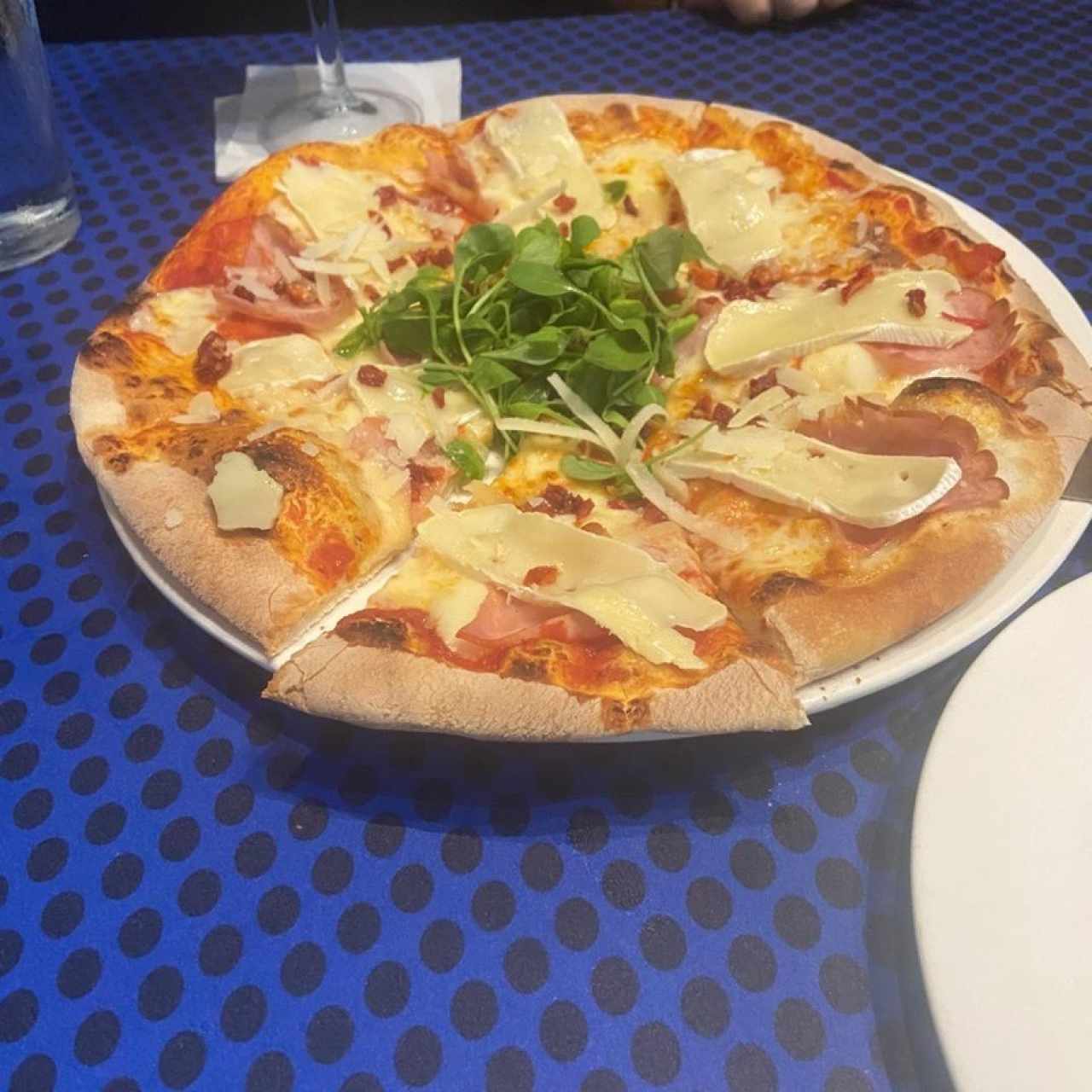Pizza con jamón y queso brie