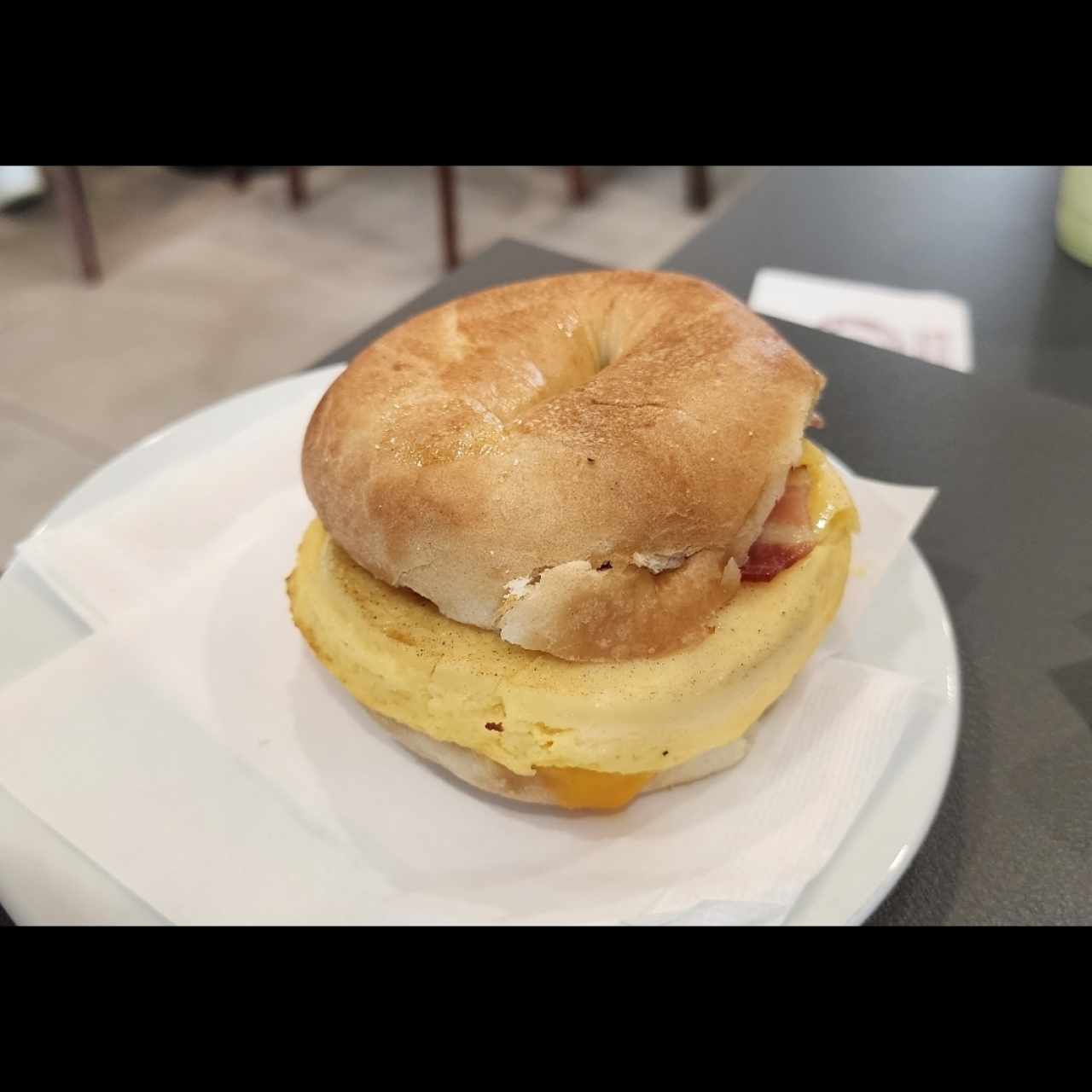 PASTELERÍA SALADA - Bagel de Huevo