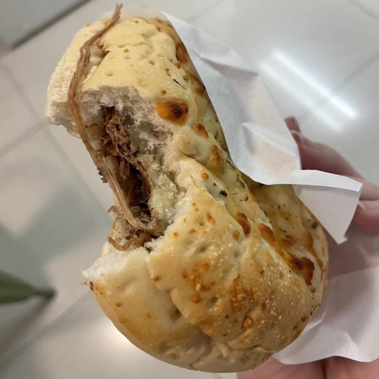 Brisket y Pepper Jack en Pan Árabe
