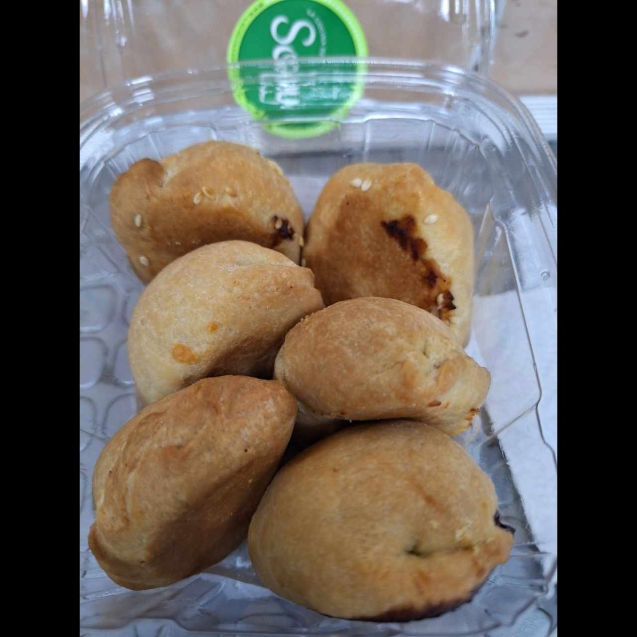 empanaditas surtidas de queso, pollo y carne.