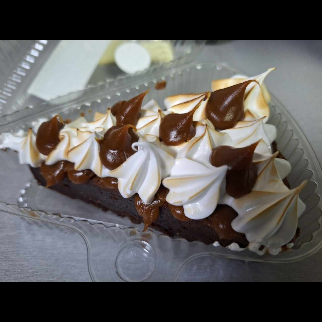 tarta de brownie con dulce de leche y malva