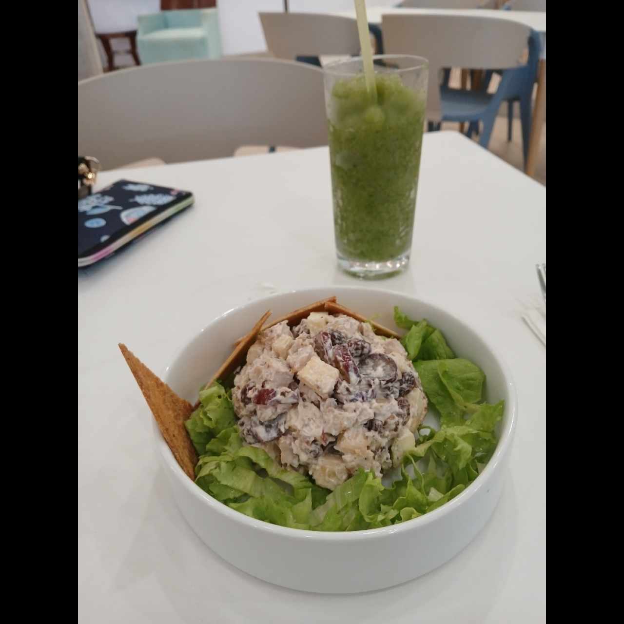 Ensaladas - Waldorf con Pollo, Limonada Hierbabuena. 