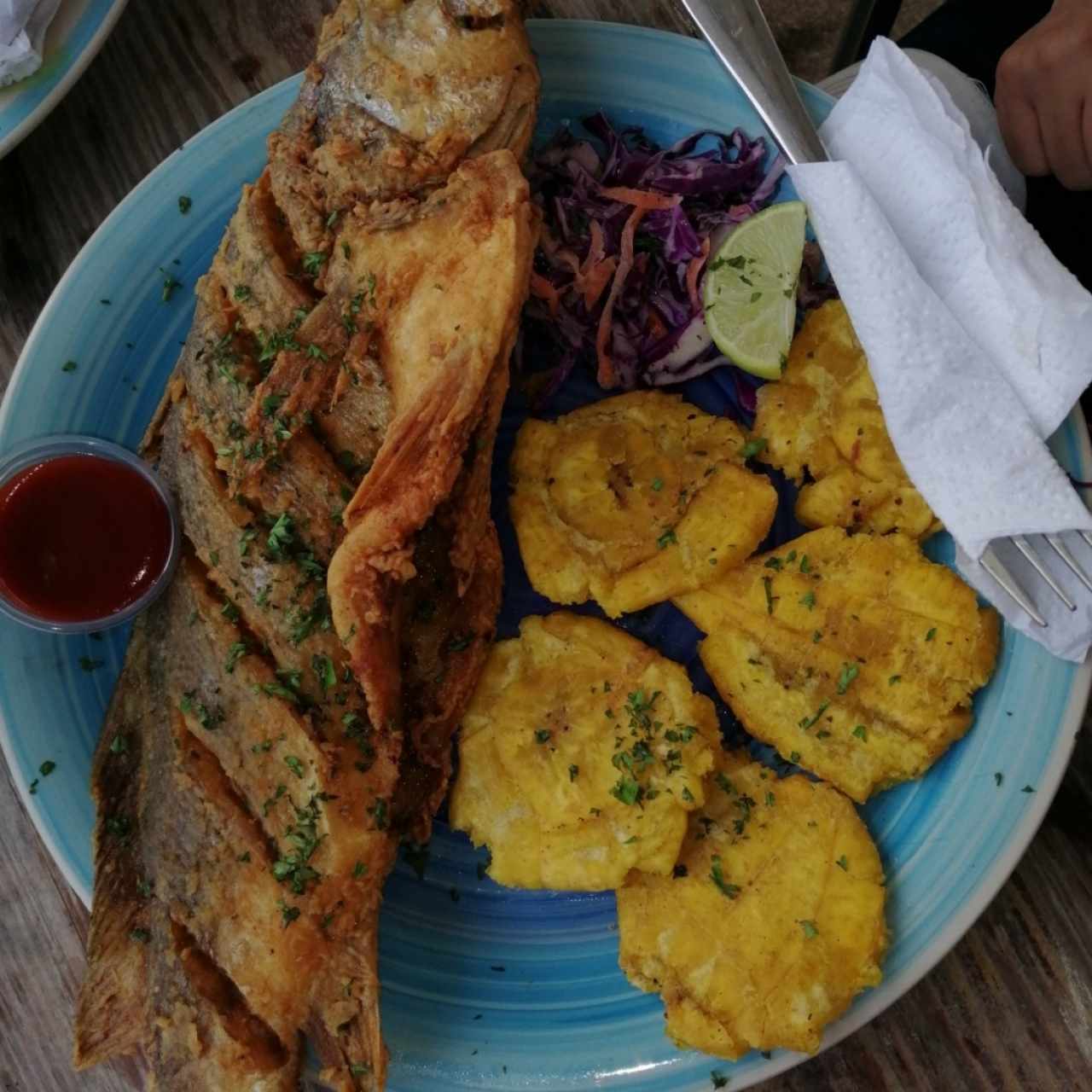 Corvina Entera con patacones