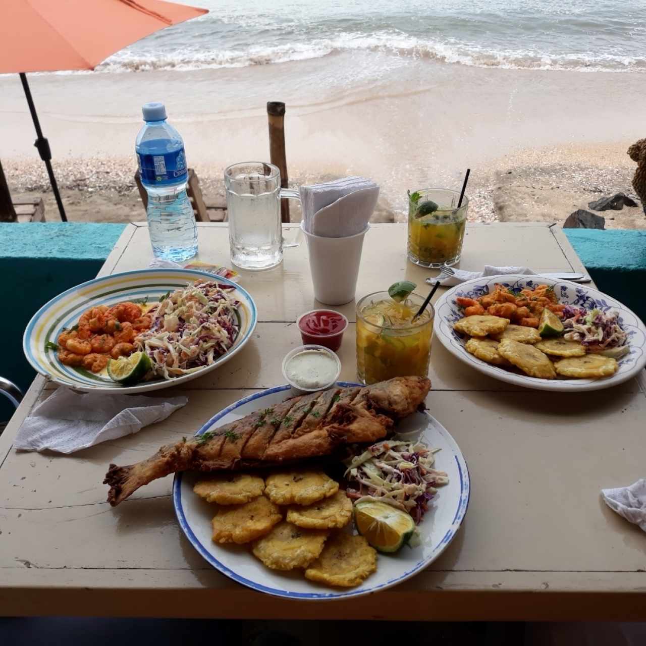 Camarones al ajillo y corvina con patacones 