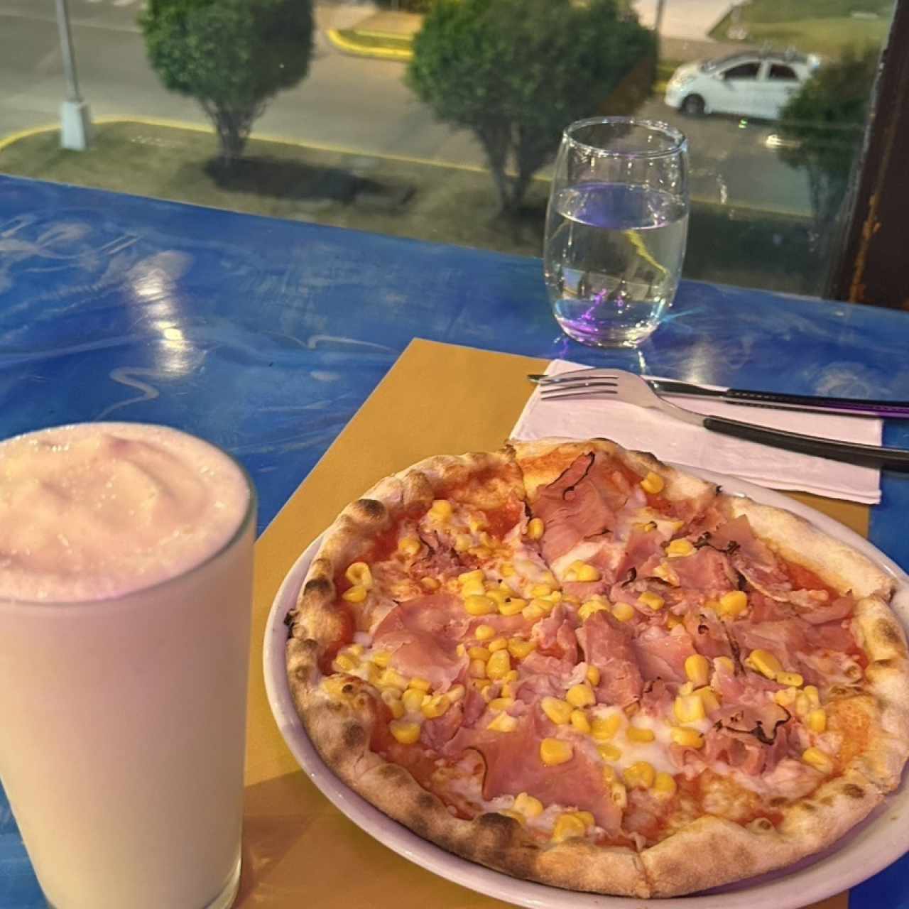 Pizza Violetta y Licuado de Piña en Leche