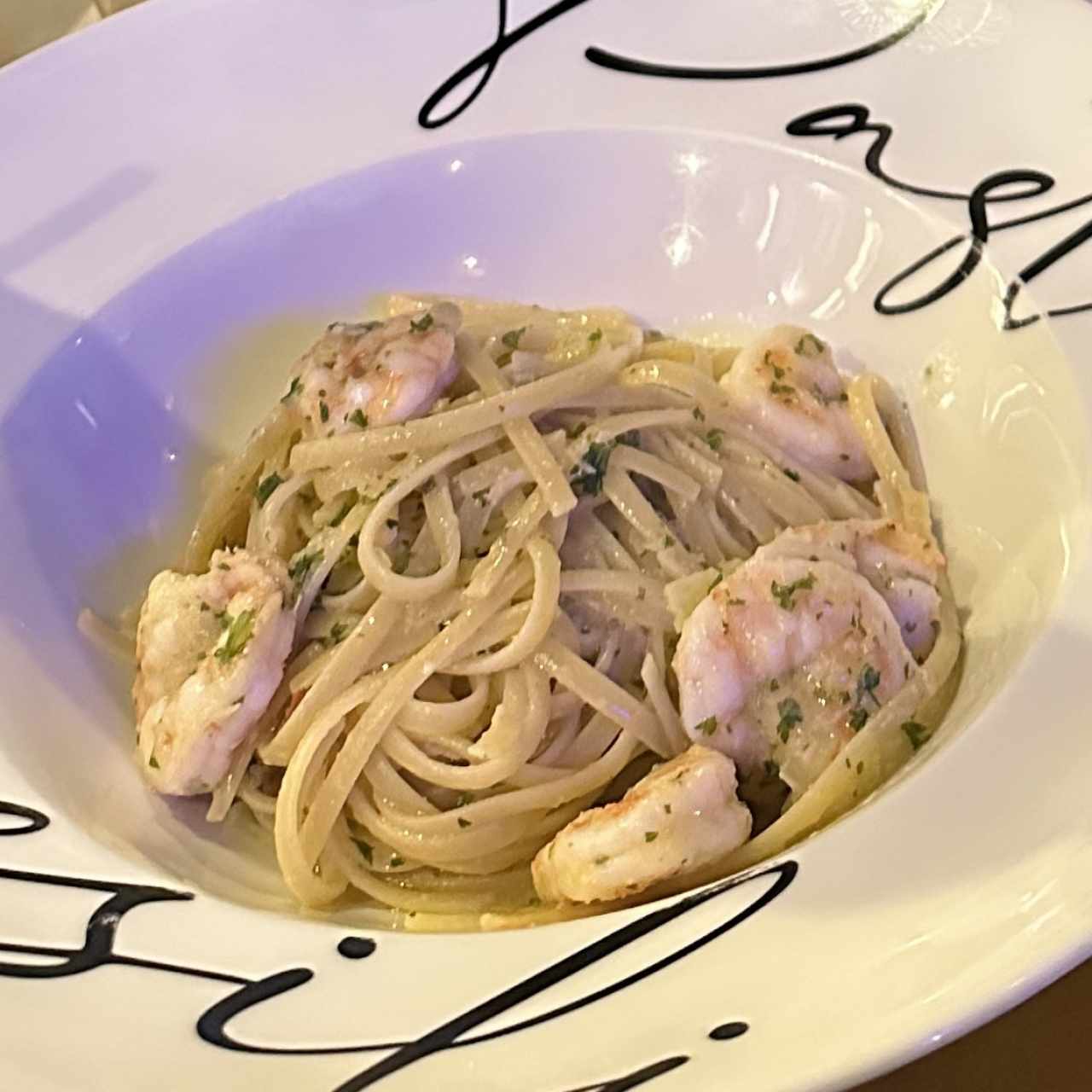 Fetuccinni en salsa de ajo con camarones