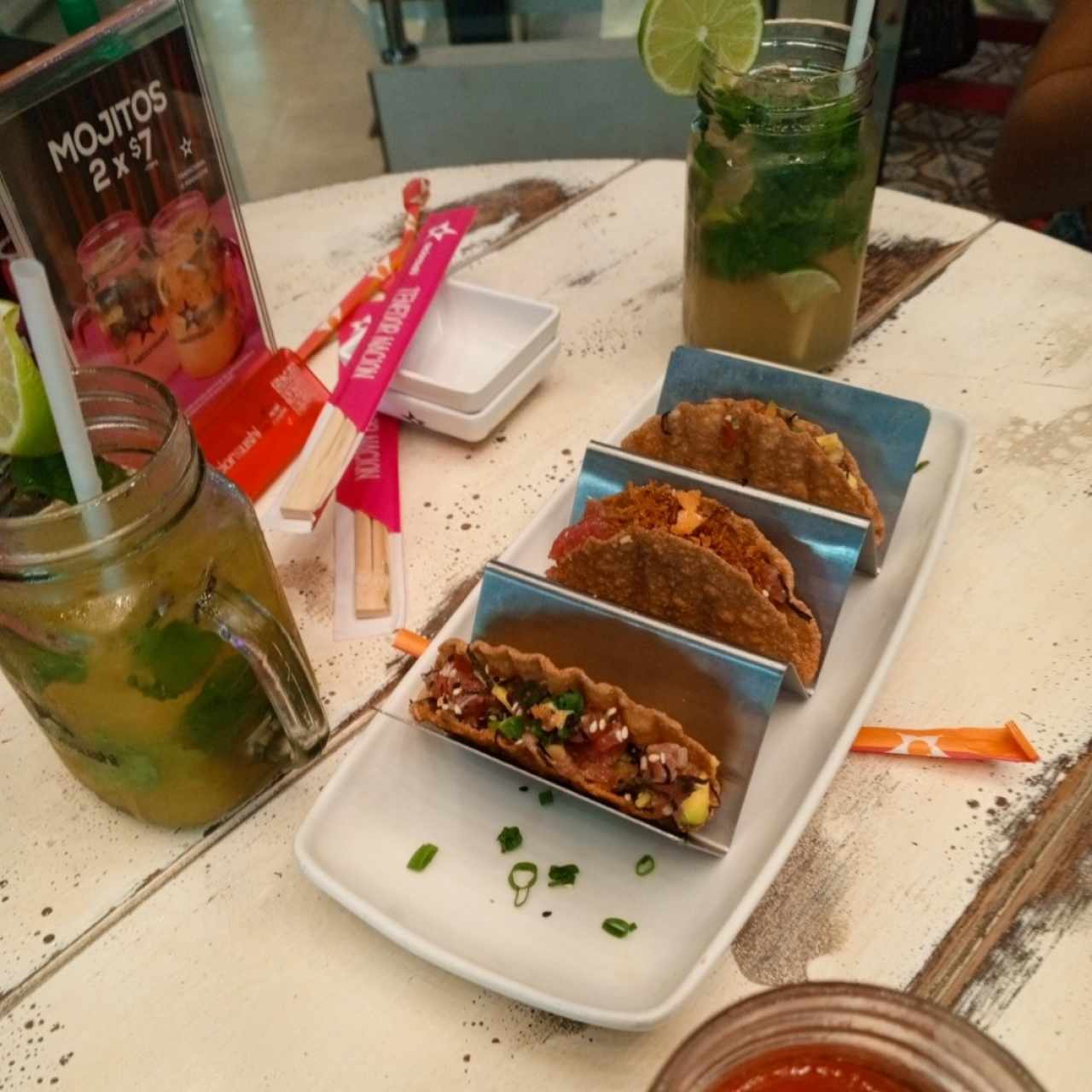 tuk tuk y mojito, jugo de fresa y rollos, no le tomé foto