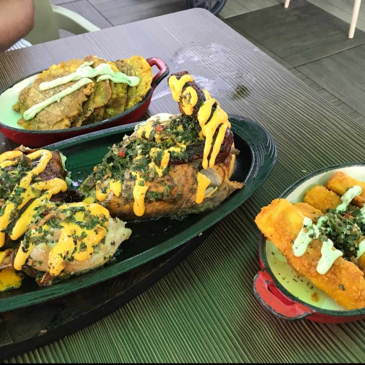 Pollo estilo peruano con yuca y chimichurri 