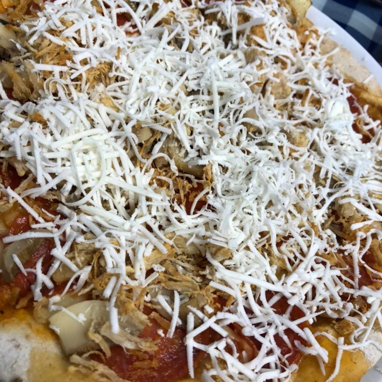 Pizza de pepperoni, hongos, pollo y queso feta al salir