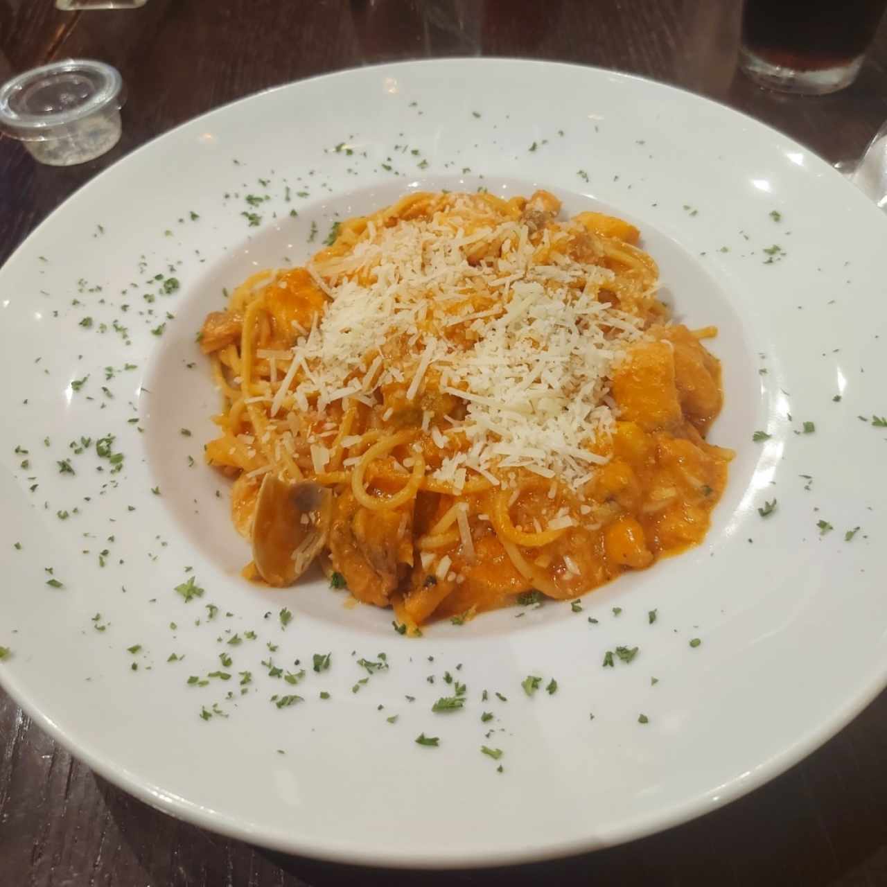 spaghetti con mariscos en salsa rosada