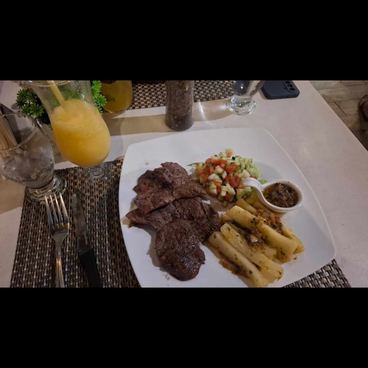 filete de carne con yuca al mojo
