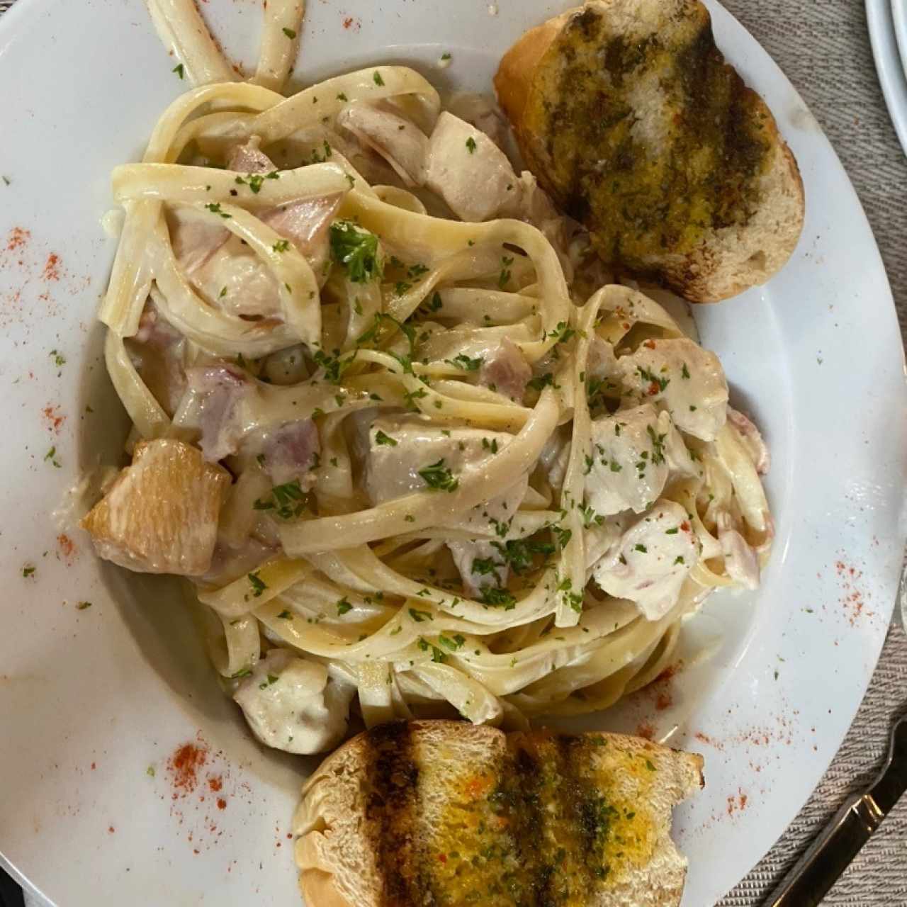 Pasta alfredo de jamón, bacon y pollo