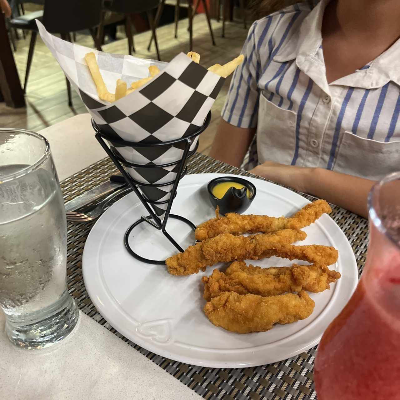 Deditos de pollo con papas fritas