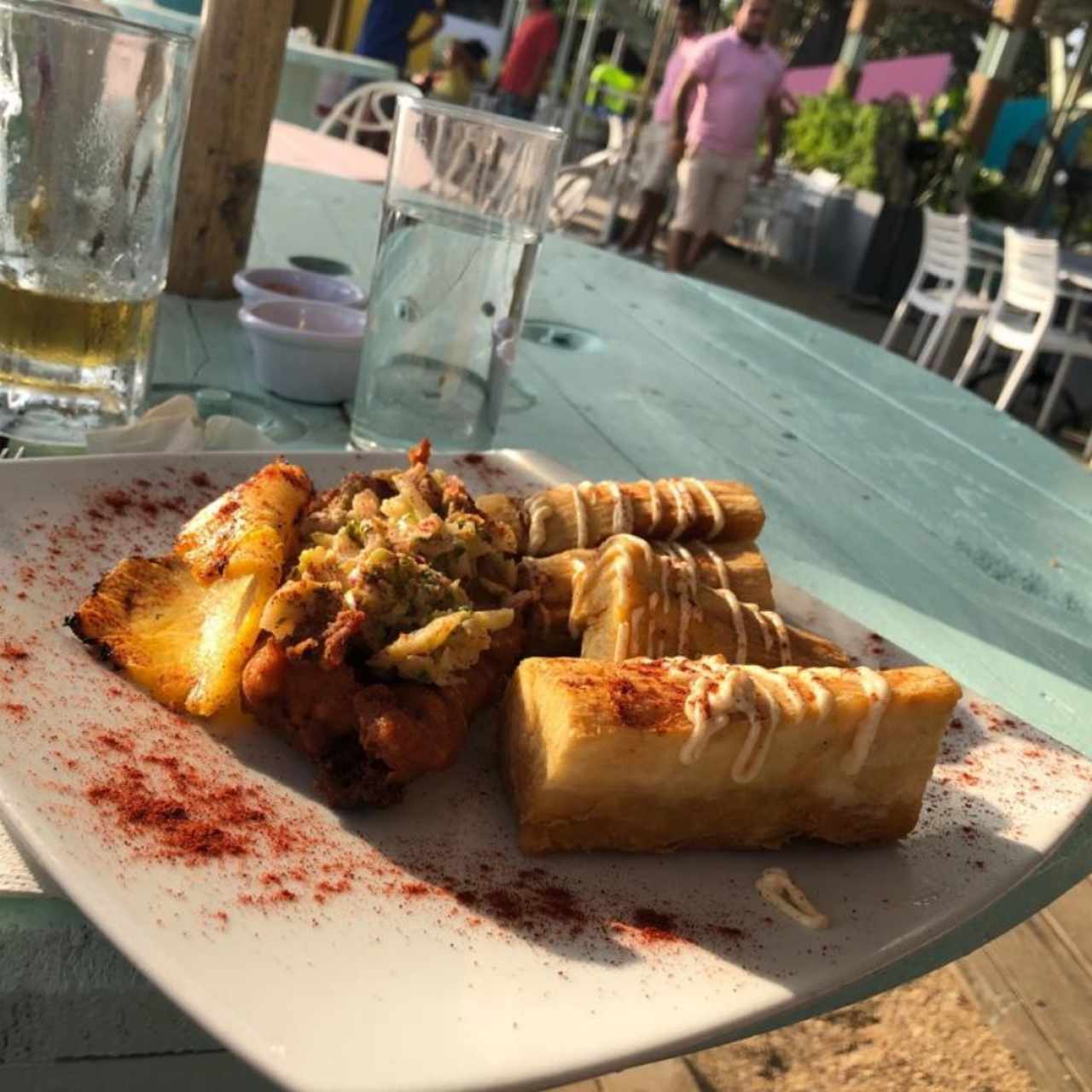 A sus ojos  el plato sin sabor y el Tronco de yuca. 