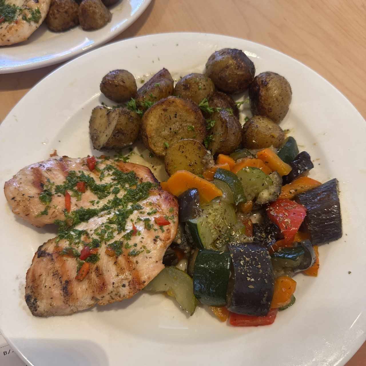 Chicken grill con dos acompañantes