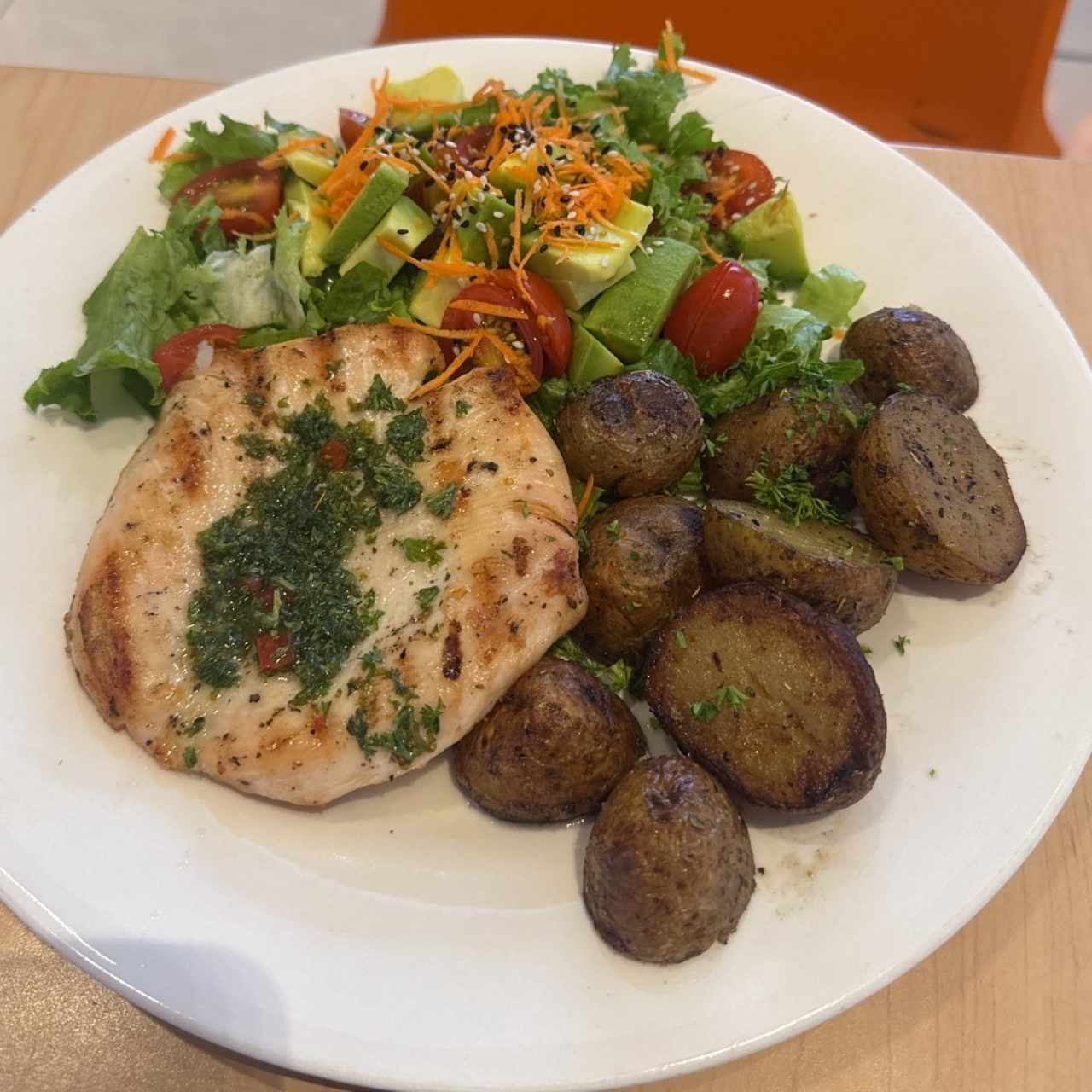 Chicken grill con dos acompañantes
