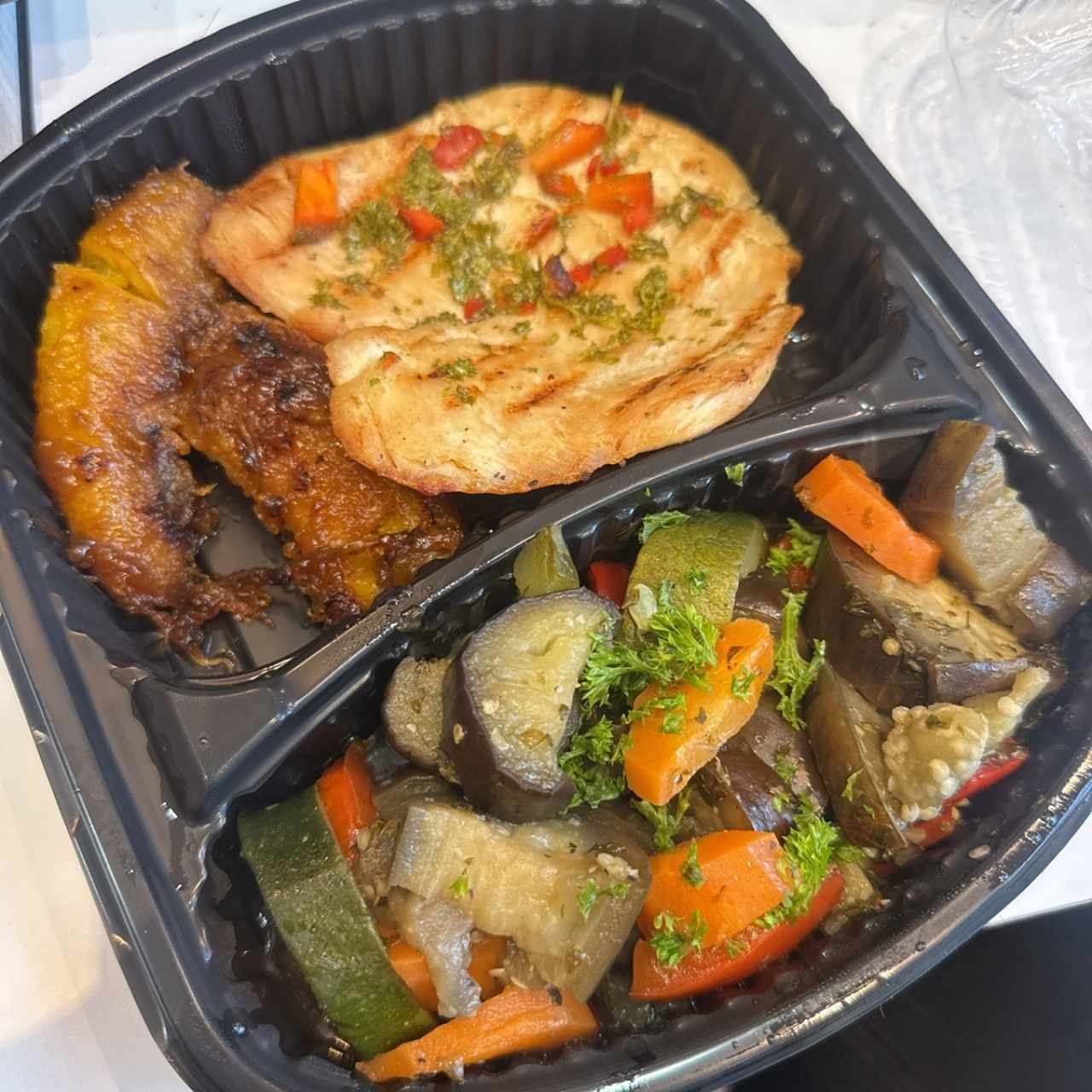 Chicken grill con dos acompañantes