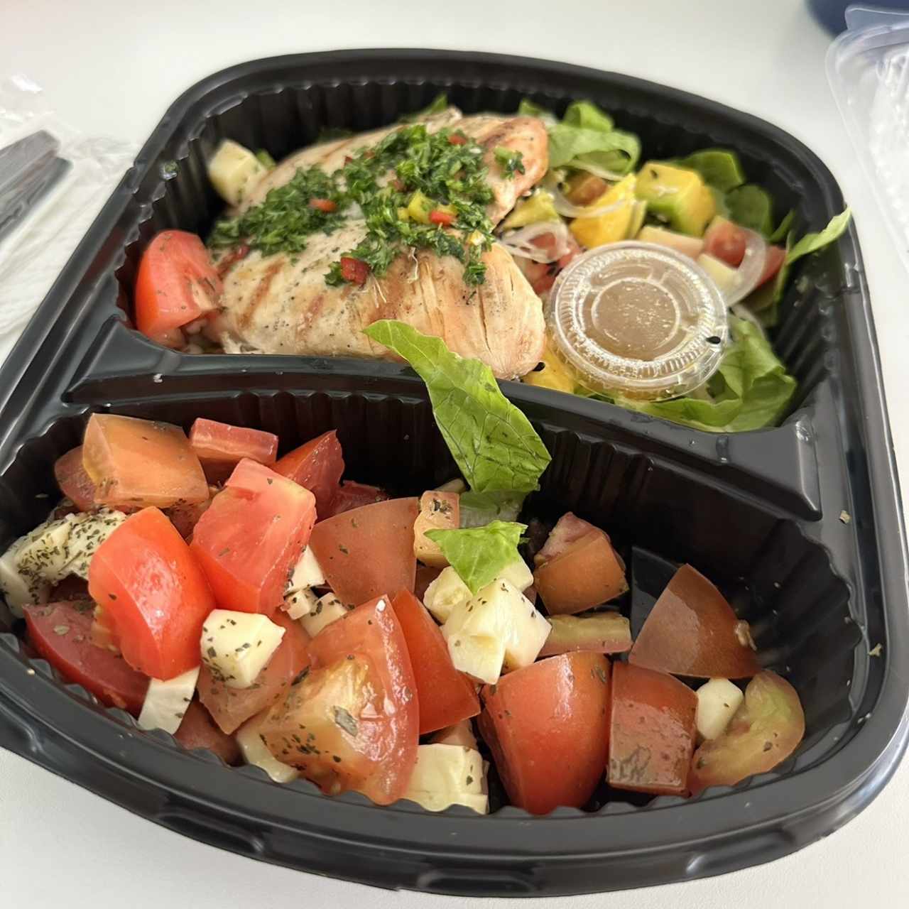 Chicken grill con dos acompañantes