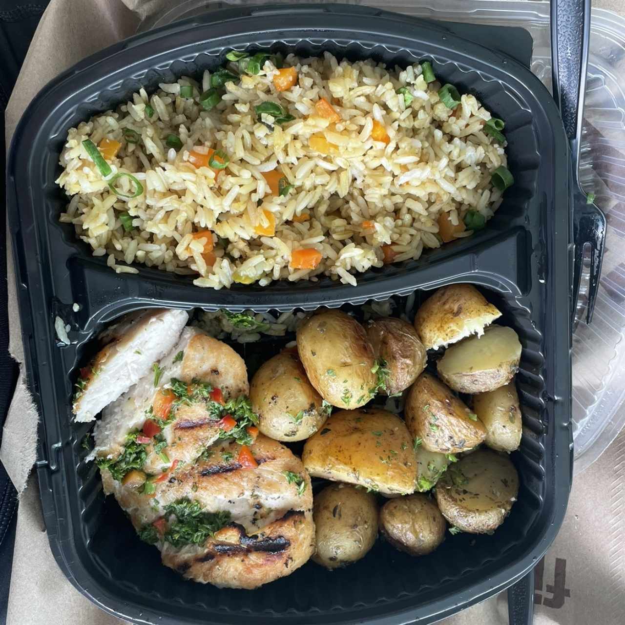 Pechuga al grill con 2 acompañante 