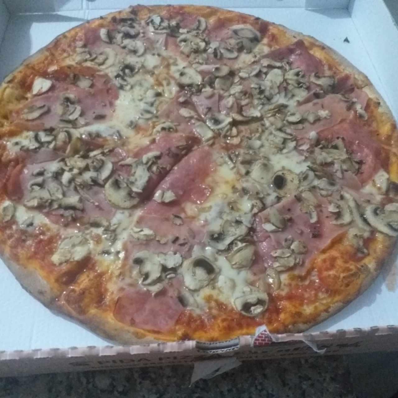 4 estaciones me gustó muy buena la pizza y la atención. Si te gusta la masa delgada y en general bastante saludable te lo recomiendo mucho  