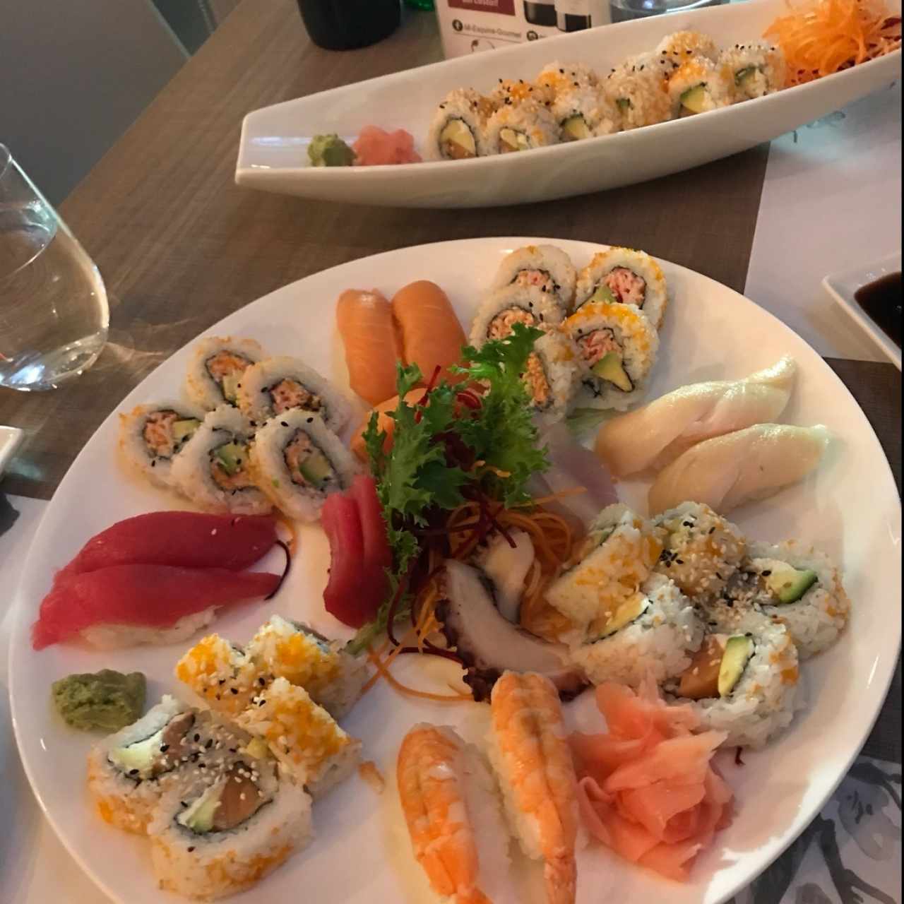 Plasto de sushi y sashimi variado