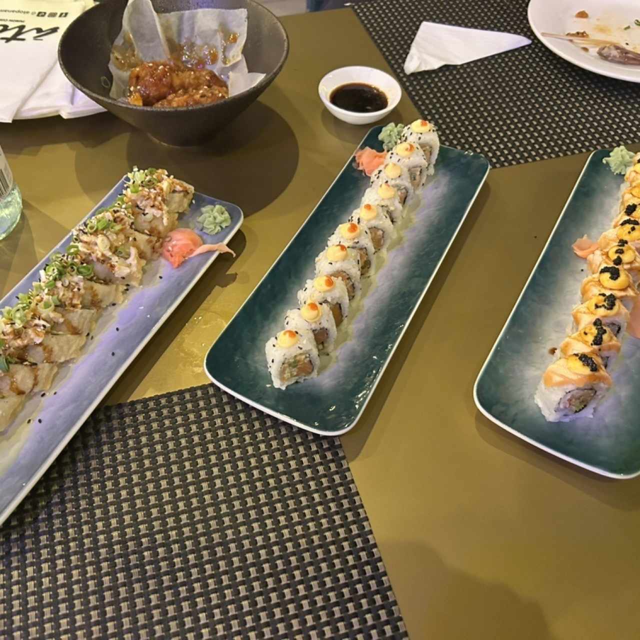 De izquierda, a derecha: Volcano, Spicy Salmon, Larry. 