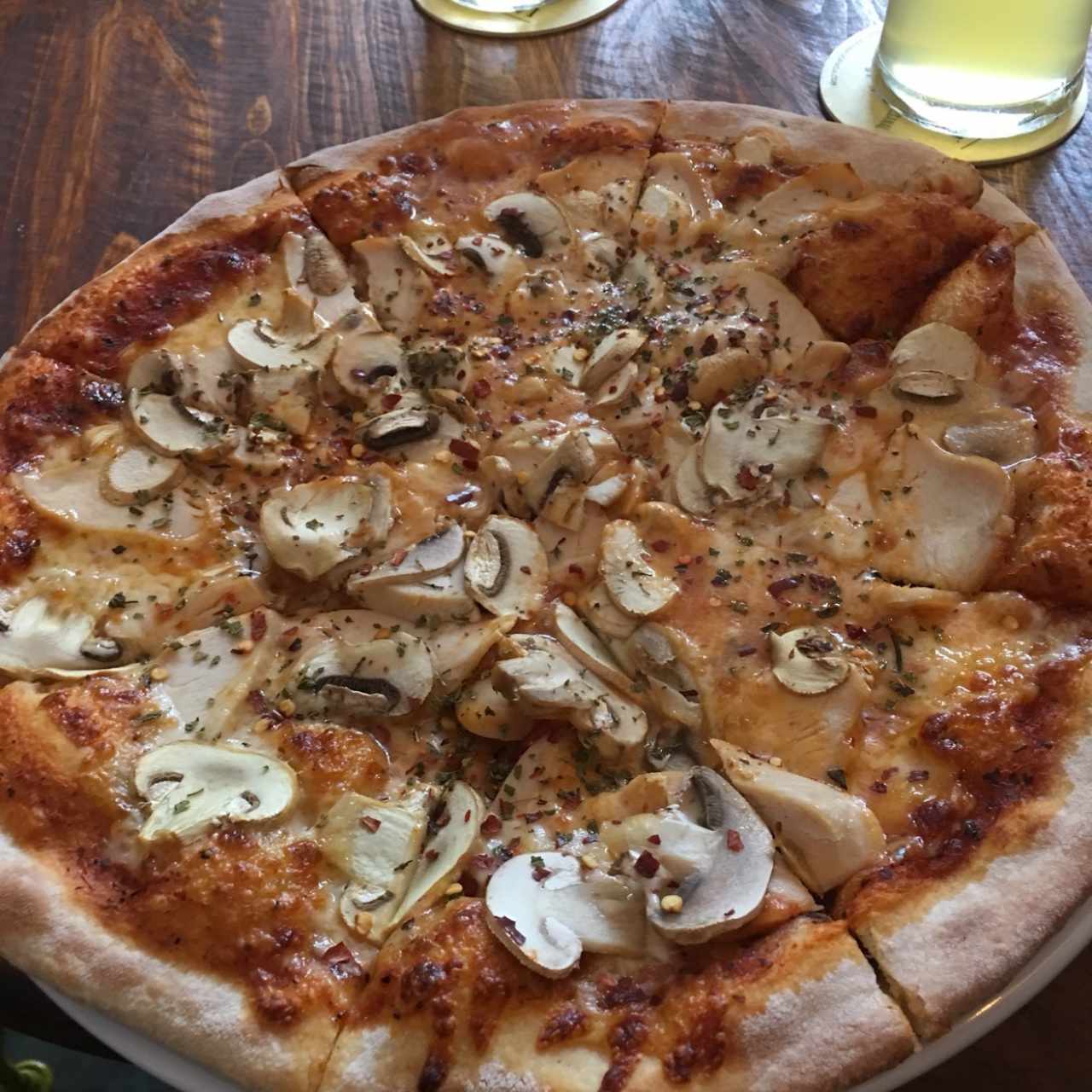 Pizza con pollo y champiñones 