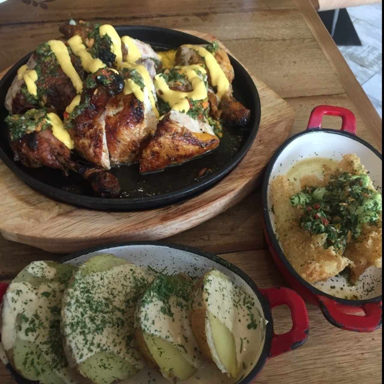Pollo con Yuca Frita y papas co salsa de bacon 