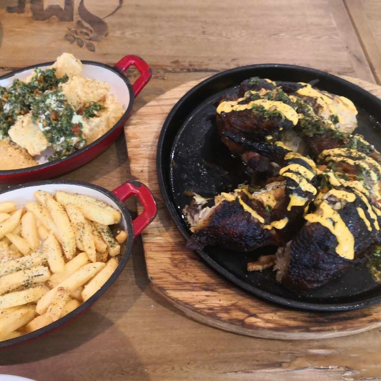 pollo asado cn yuca y papas fritas
