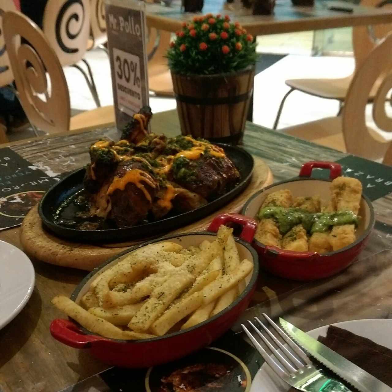 Medio Pollo Perú con papas fritas y yucas