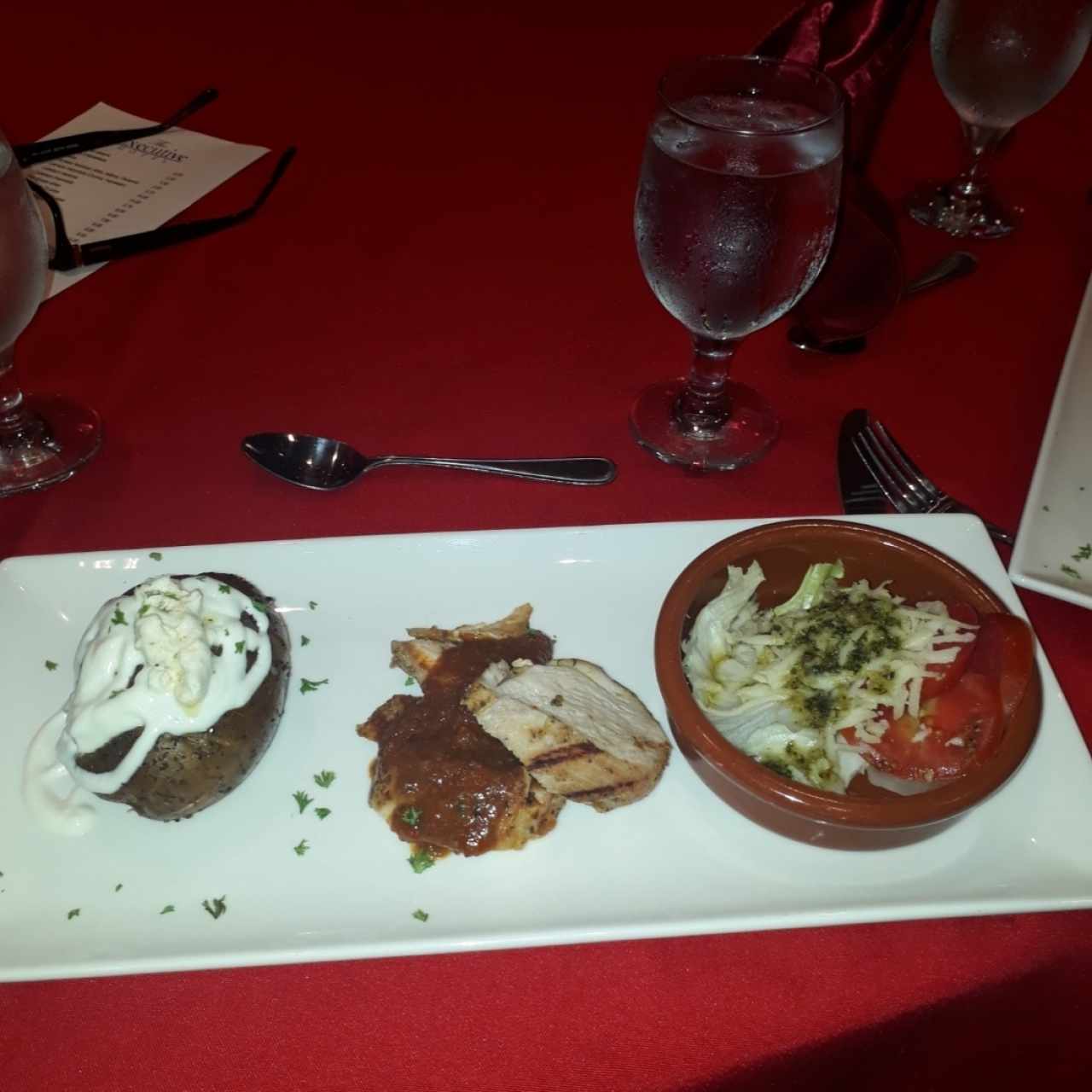 pollo en salsa primavera con papá asada