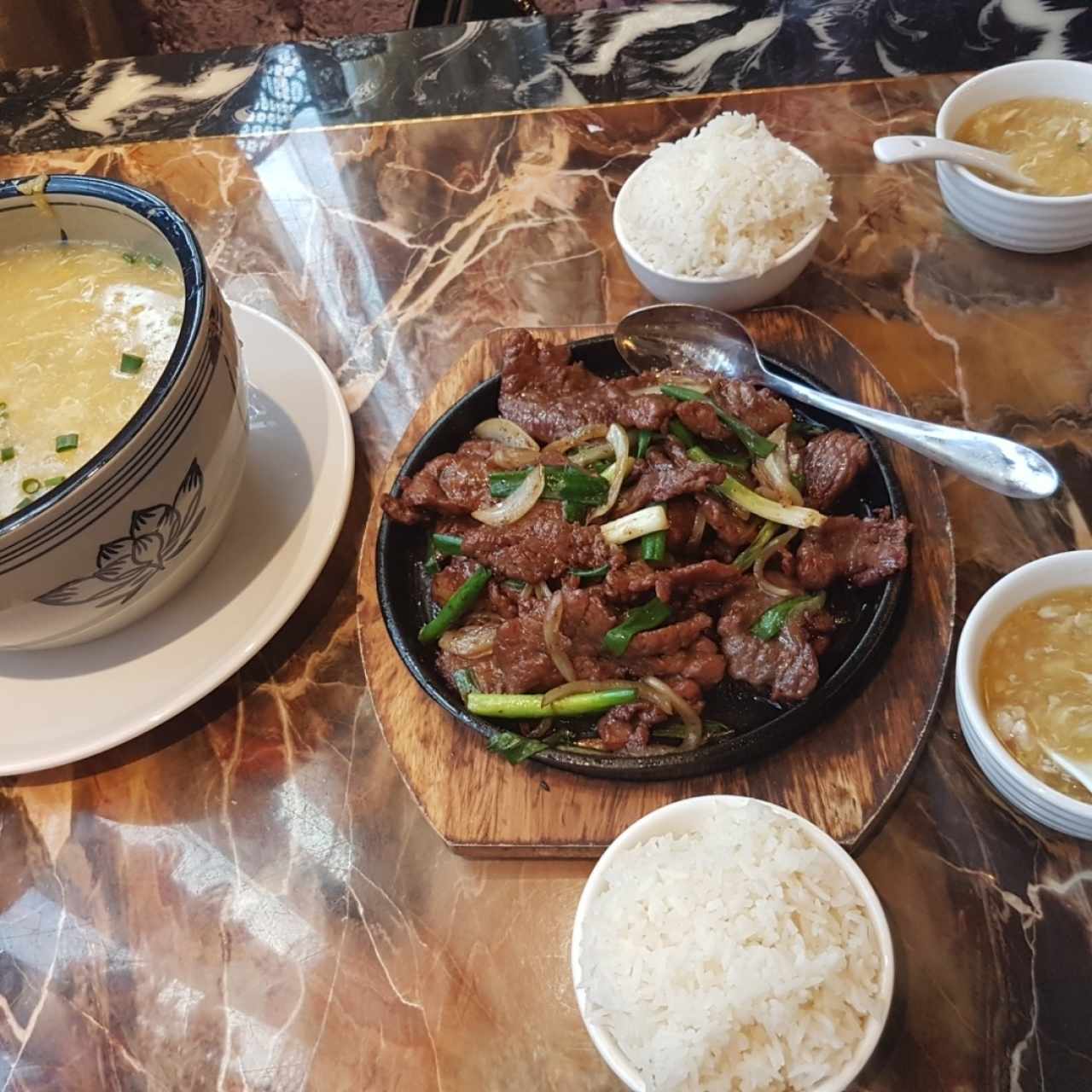Sopa de maíz y plancha de carne