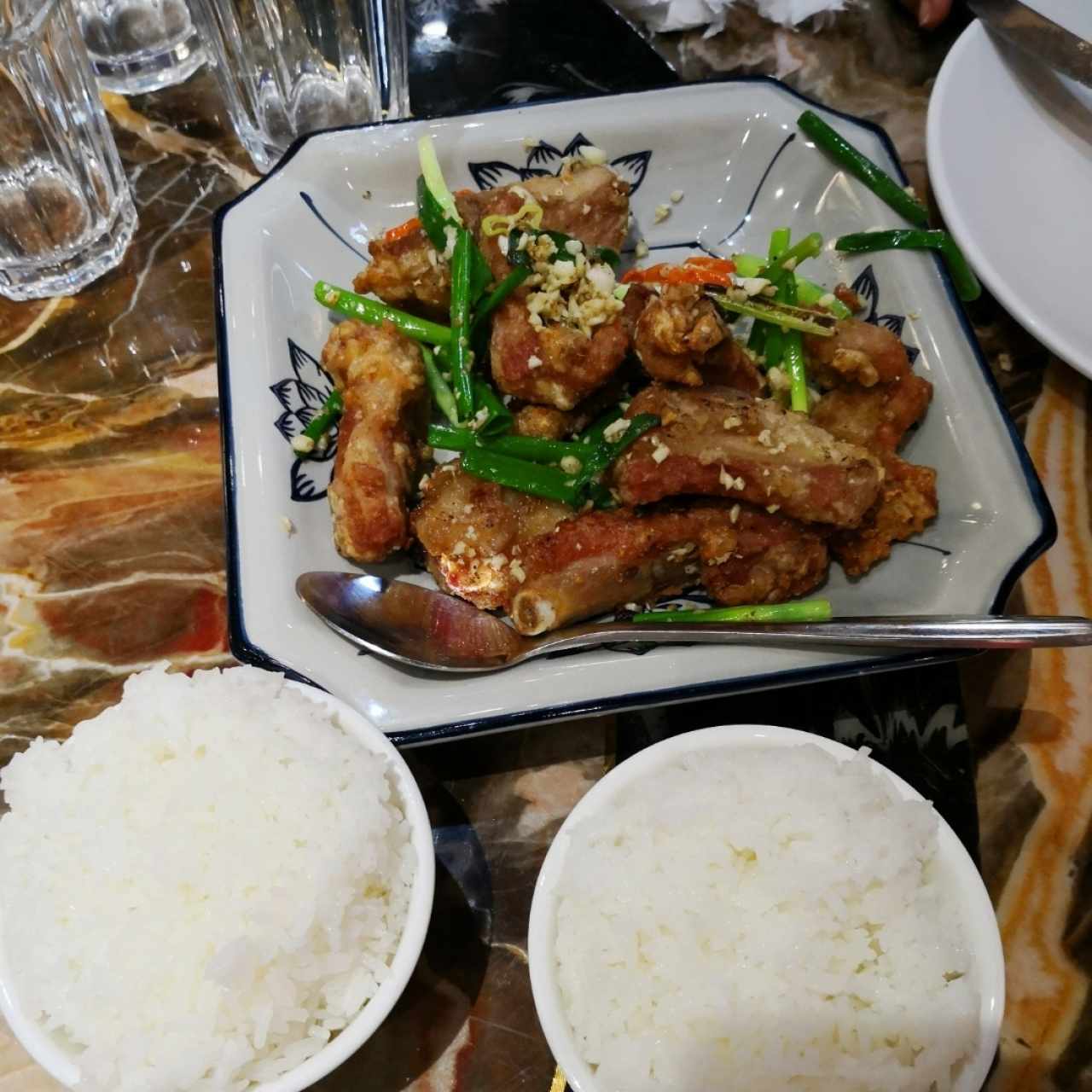Costillas fritas a la pimienta.