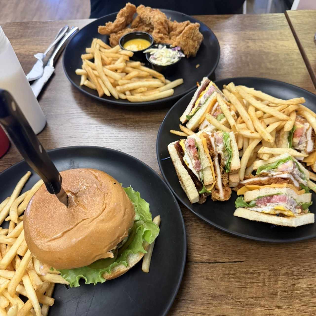 Crispy Club Sandwich, Chicken Tenders, Hamburguesa