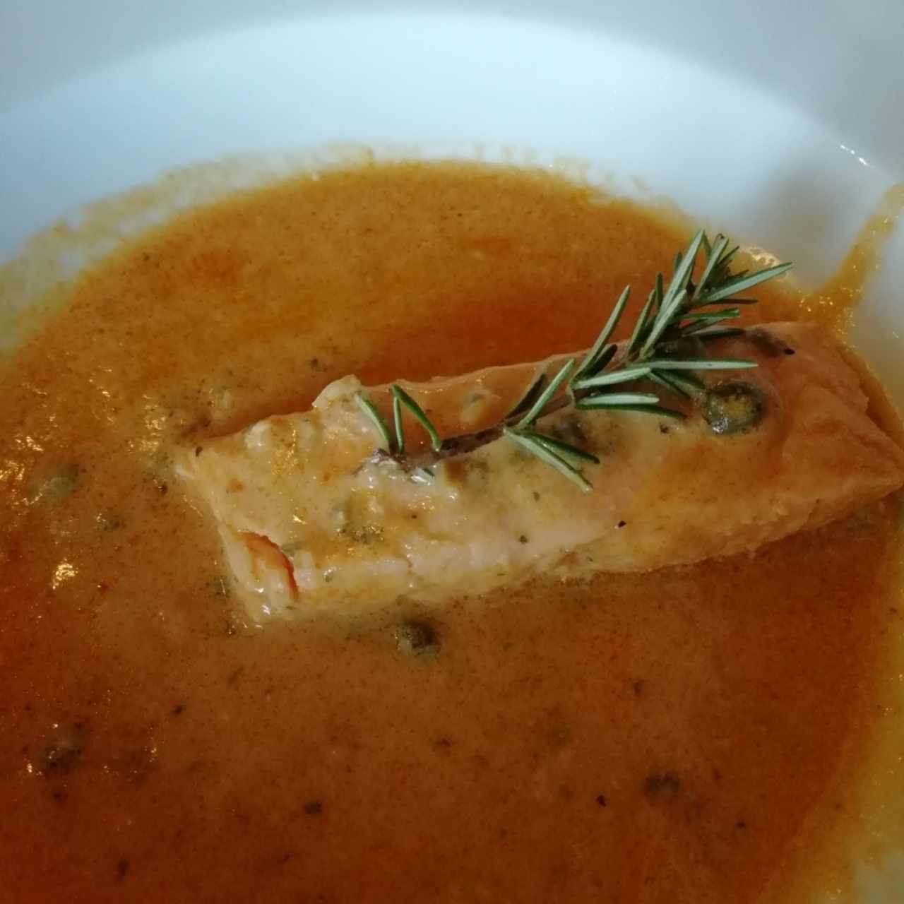 salmón en salsa de alcaparras