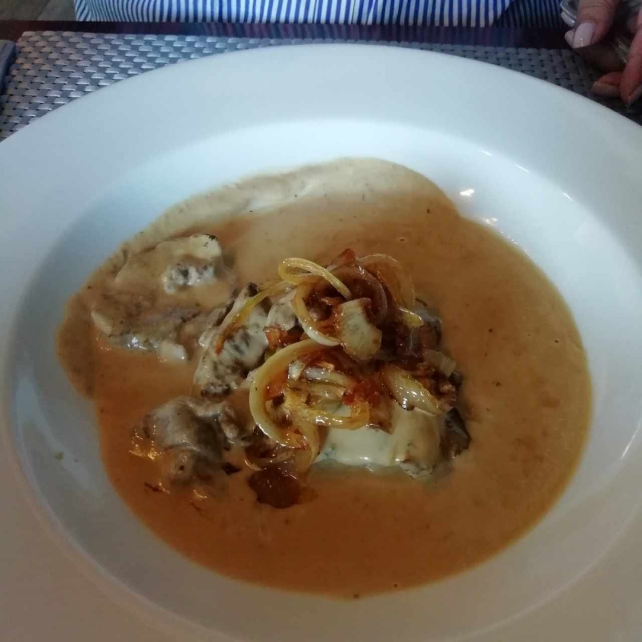 Filete de res con cebollas caramelizadas