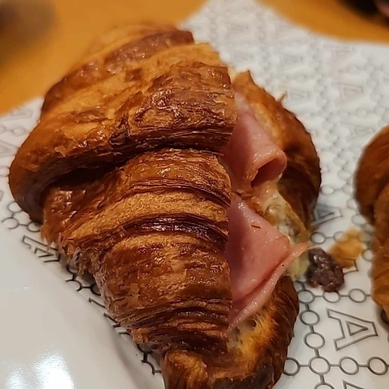 Croissant relleno de jamón y queso