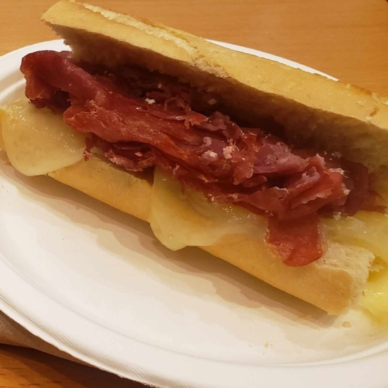 emparedado de jamón serrano