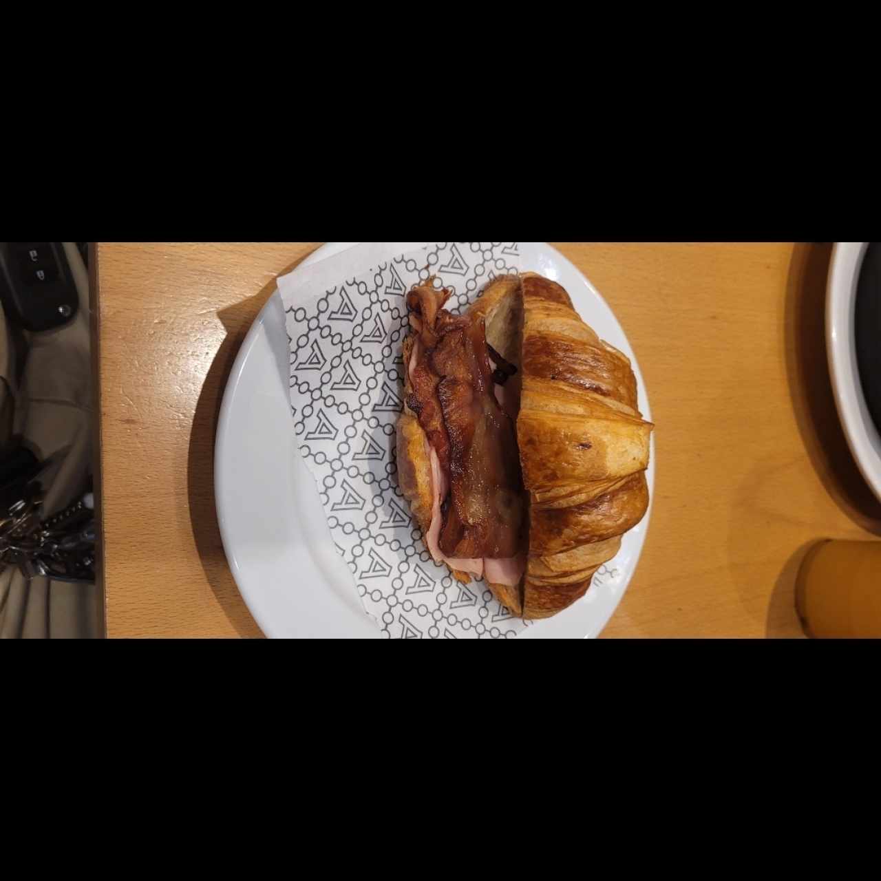 Croissant relleno de jamón y queso y extra tocino 